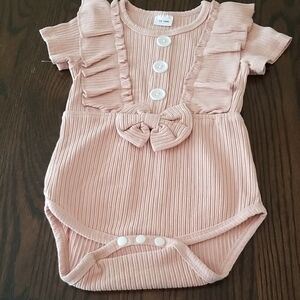 PatPat Adorable Pink Ruffled Baby Onesie. With Bow. Size 12-18mth